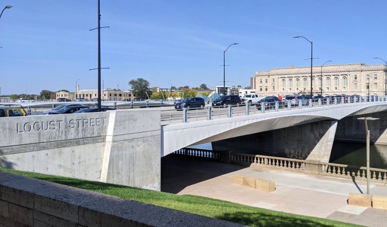 Des Moines Locust Street Bridge|Bridge construction temporary causeway|bridge construction in Des Moines|Bridge during construction|Down Town Modern Bridge|Des Moines bridge and sidewalk