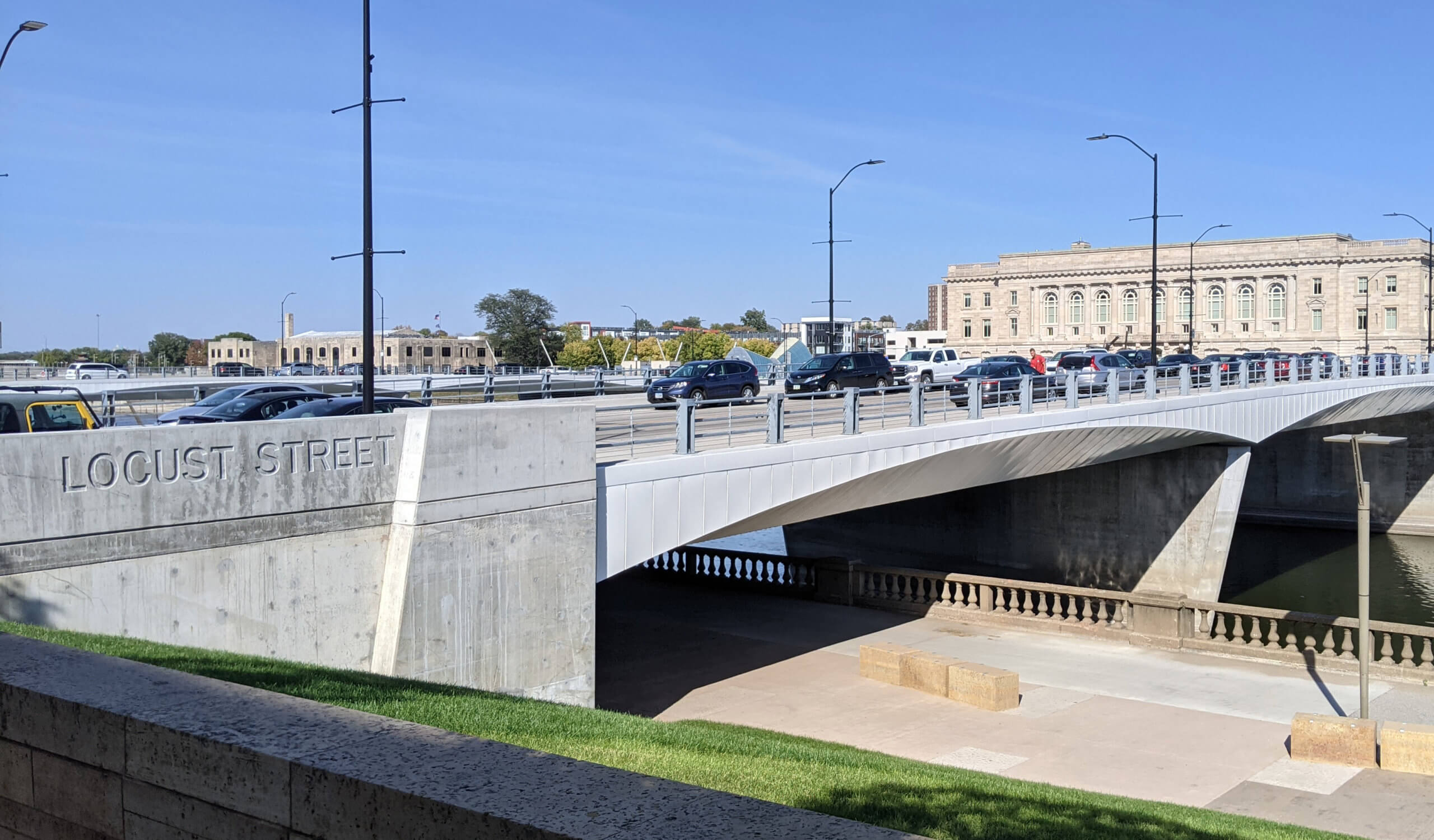 Des Moines Locust Street Bridge|Bridge construction temporary causeway|bridge construction in Des Moines|Bridge during construction|Down Town Modern Bridge|Des Moines bridge and sidewalk