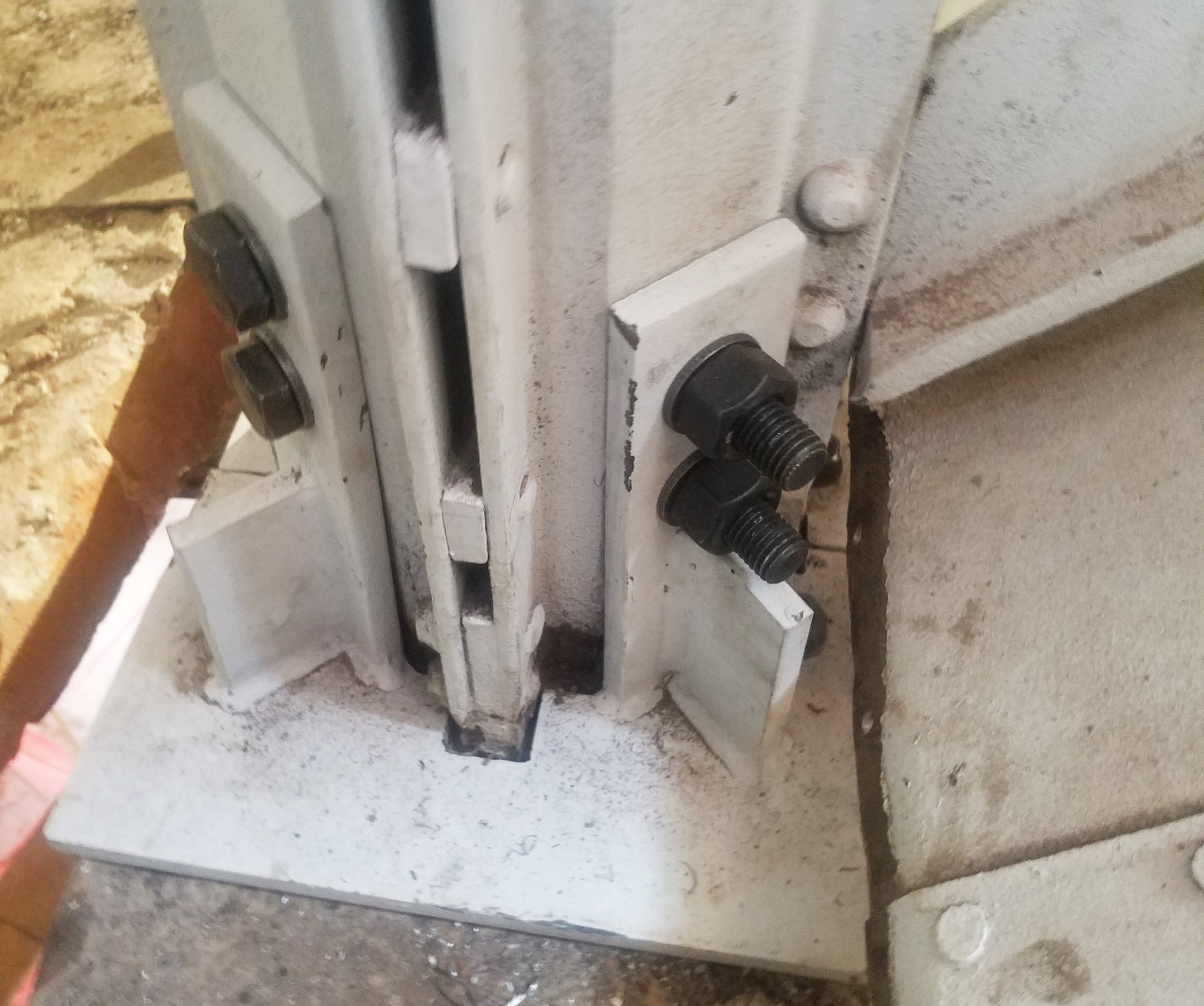 Large metal support brackets